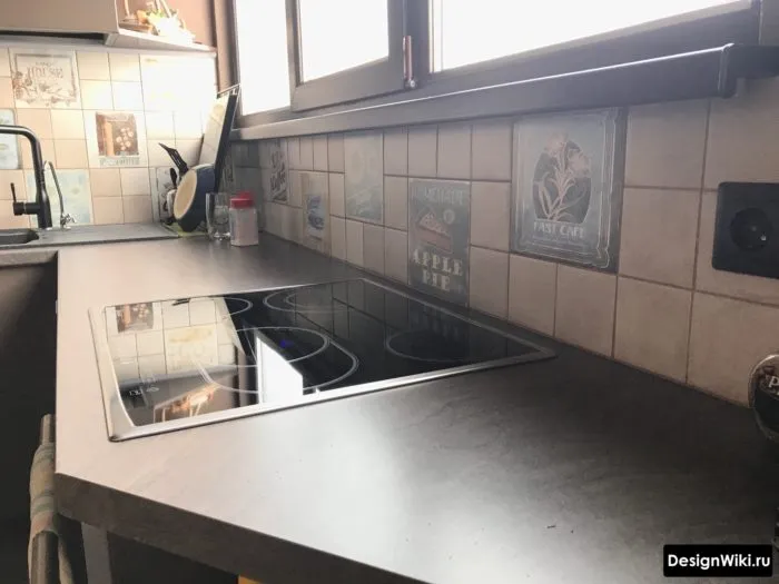 Угловая кухня с окном за плитой