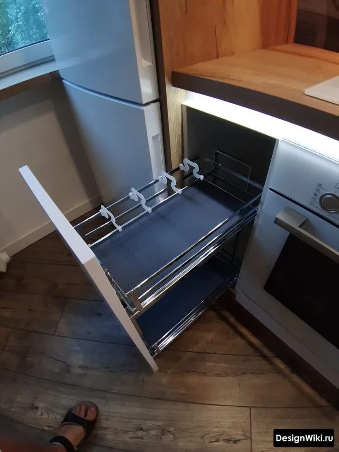Загрузка между варочной панелью и холодильником в углу кухни
