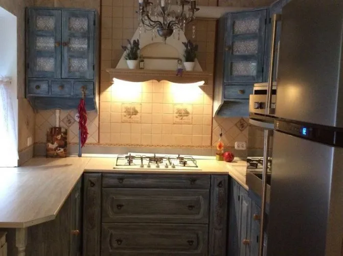 Варочная панель с подсветкой на деревенской кухне