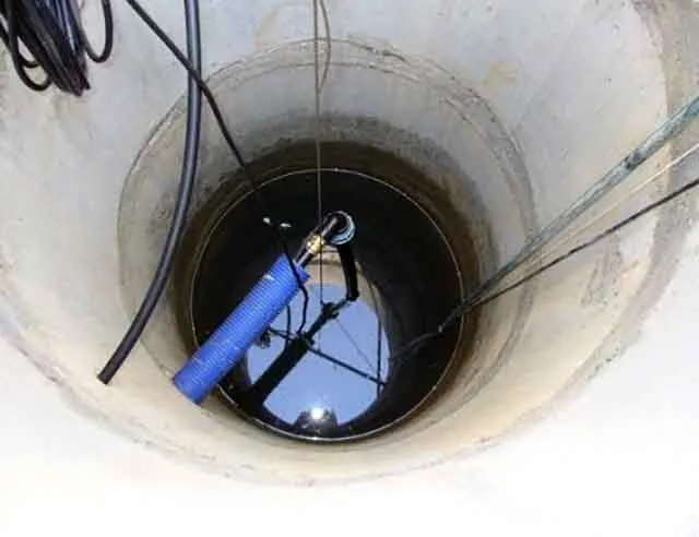 Подача воды по трубе из бассейна