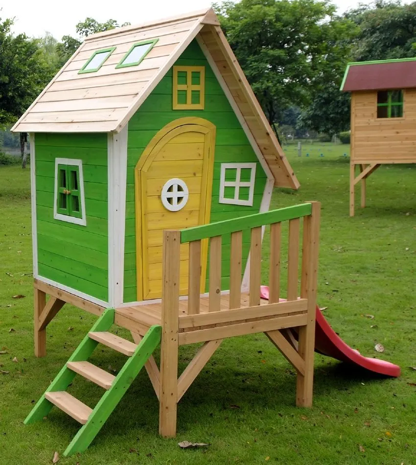 Детский игровой домик из дерева с пластиковой горкой
