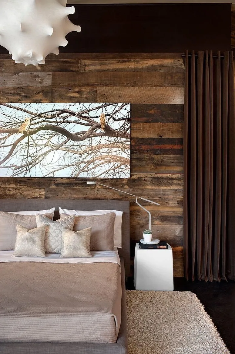 Ламинат на стене в интерьере спальне можно использовать в качестве вставок над изголовьем кровати.