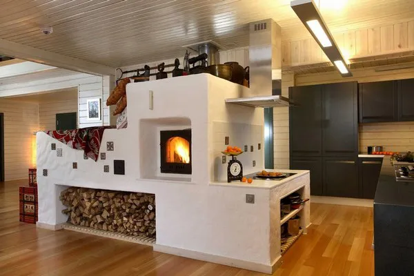 Красивая печь, о такой можно только мечтать – обратите внимание, потолок на кухне в деревянном доме из пластиковых панелей