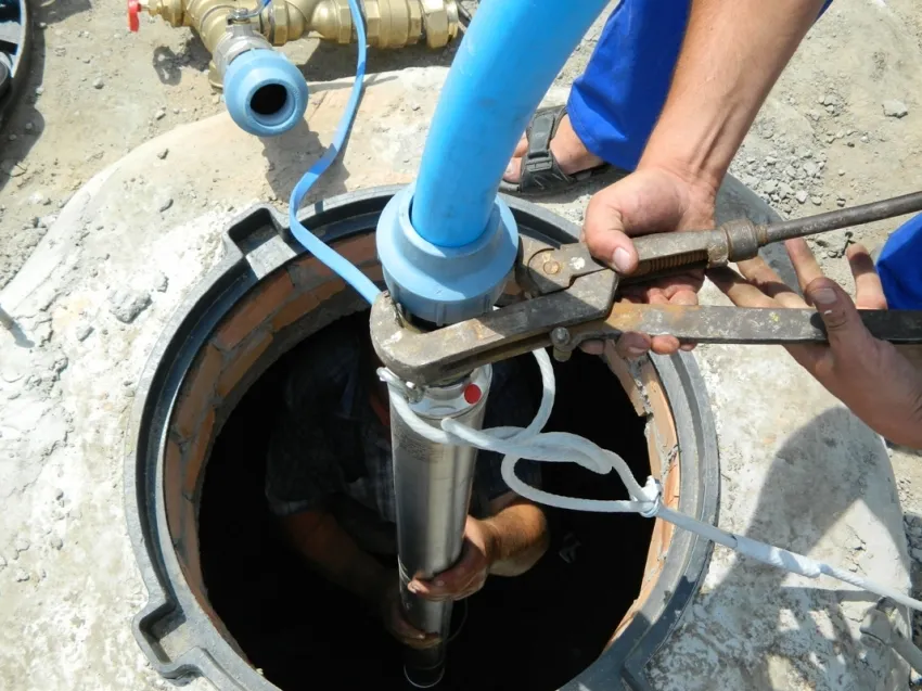 Процесс подключения водопроводной трубы к скважине