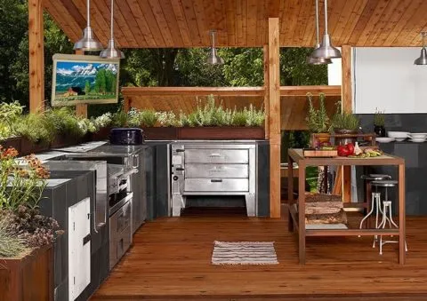 Сочетание натуральной древесины и металлических фасадов кухонного оборудования