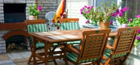 Фото садовой мебели на летней  кухне