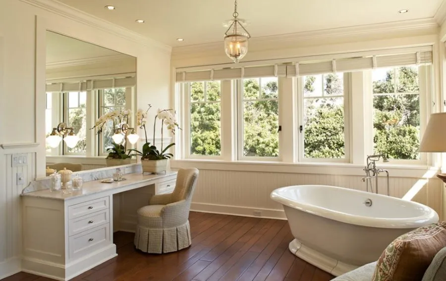 Расположение мебели в большой ванной с окном