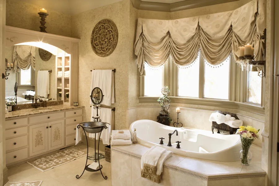 Декорирование окна в ванной в стиле классики