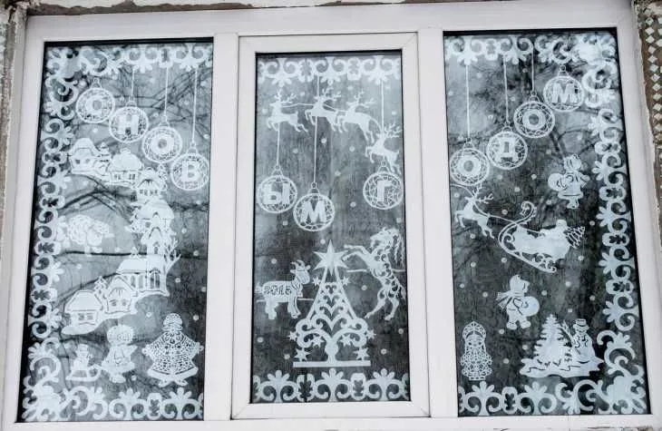 Как украсить окна на Новый год 2022 — фото идеи украшения с помощью наклеек, трафаретов и росписи