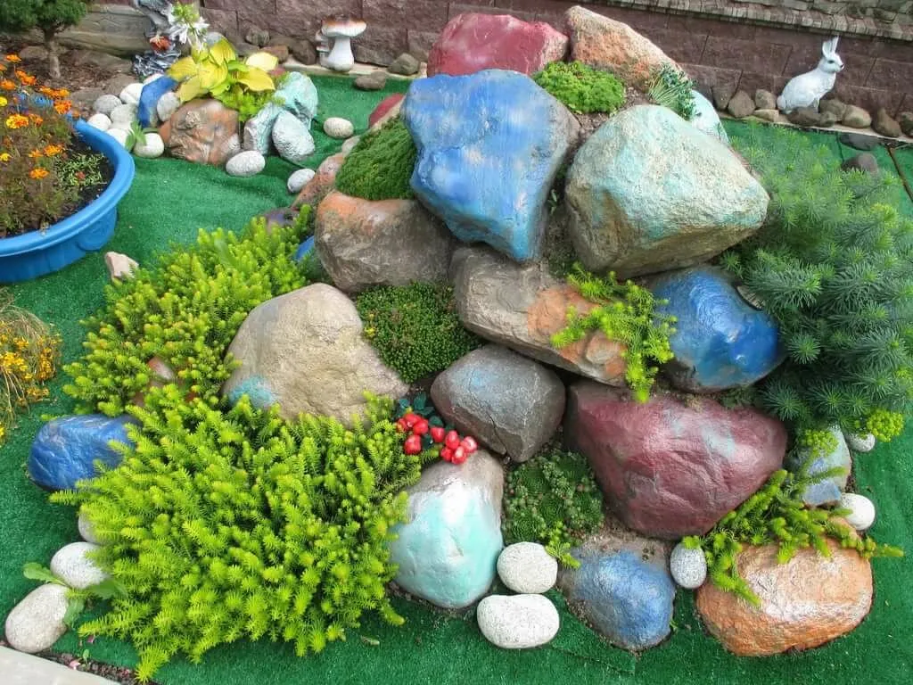 Альпийская горка из разноцветных камней