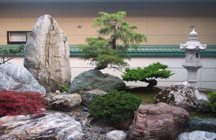 Альпийская горка с крупными камнями в японском стиле
