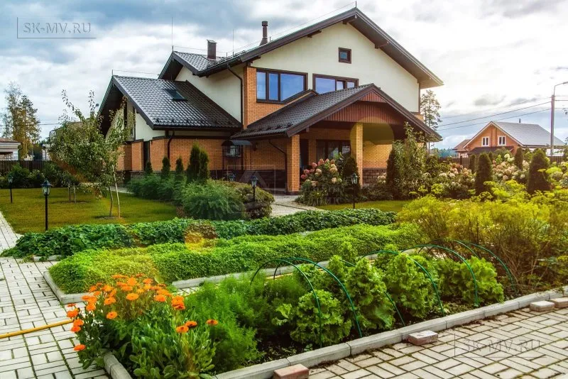 Красивый дом с огородом