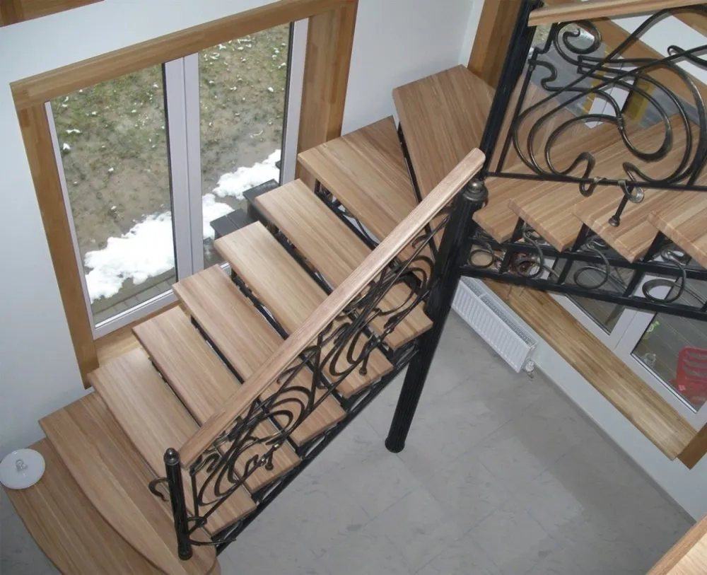 Металлические лестницы с деревянными ступеньками