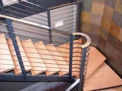 металлическая лестница с забежными ступеньками