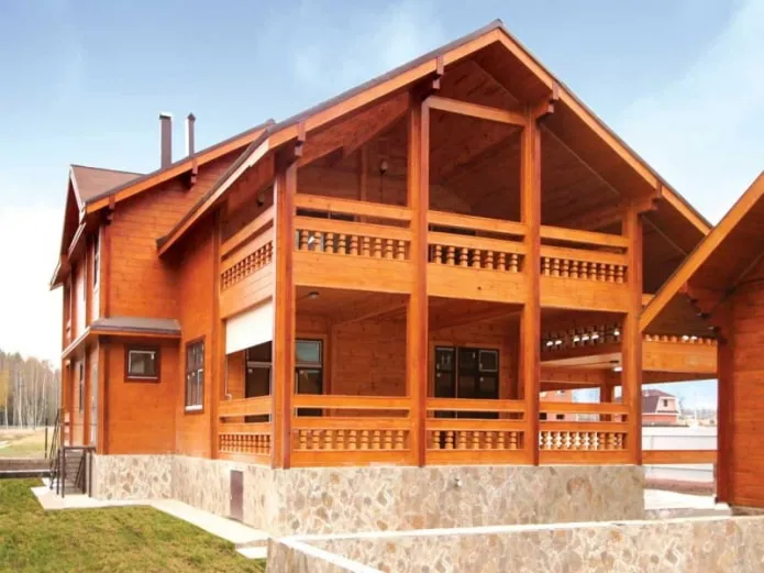 проект деревянного дома с балконом