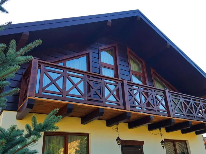 проект дома с деревянным балконом