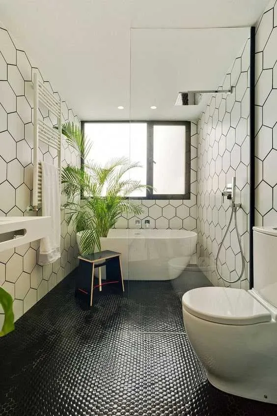 черно-белая ванная с мозаикой на полу
