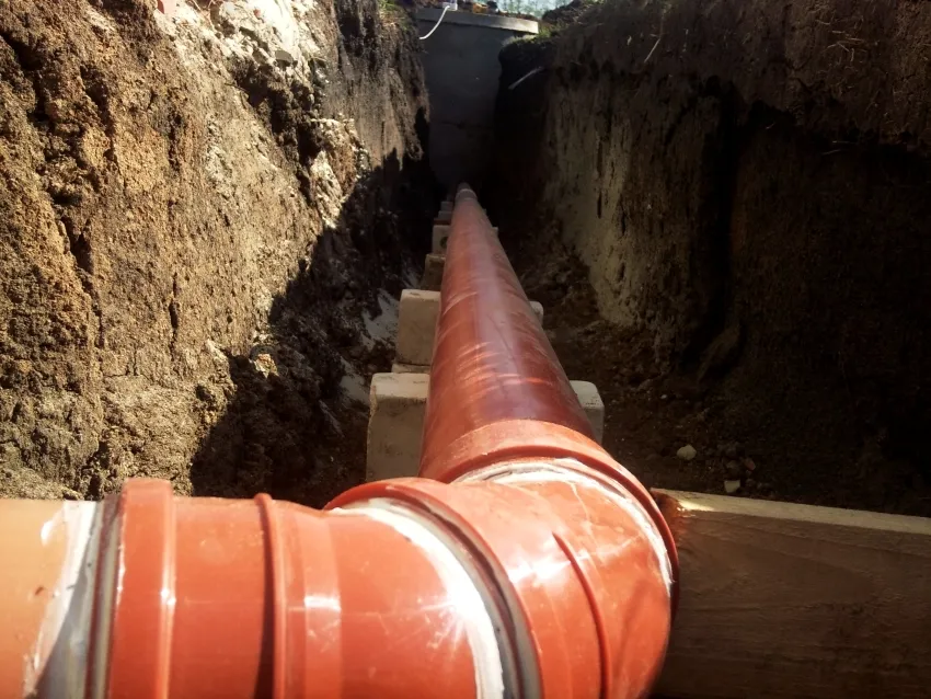 При укладке труб водопровода важно учитывать уровень промерзания почвы