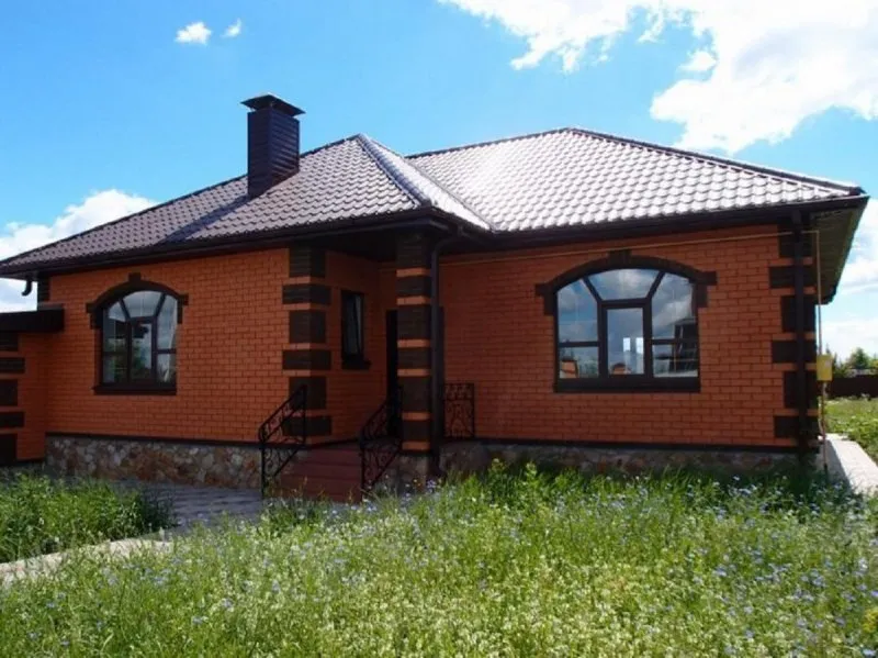 Одноэтажный дом из красного кирпича