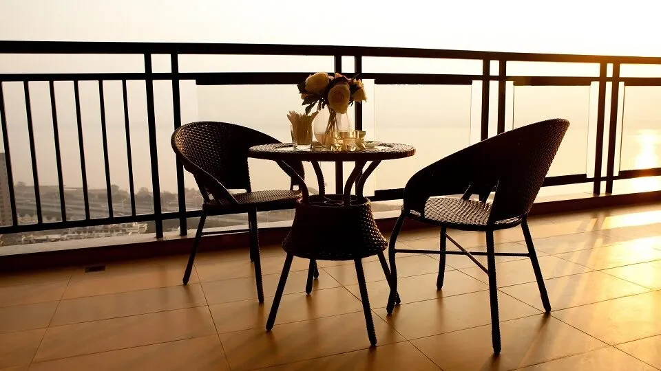 Плетеное кресло, теплый плед и столик для чая станут станут хорошим дизайнерским решением. Фото: shutterstock.com