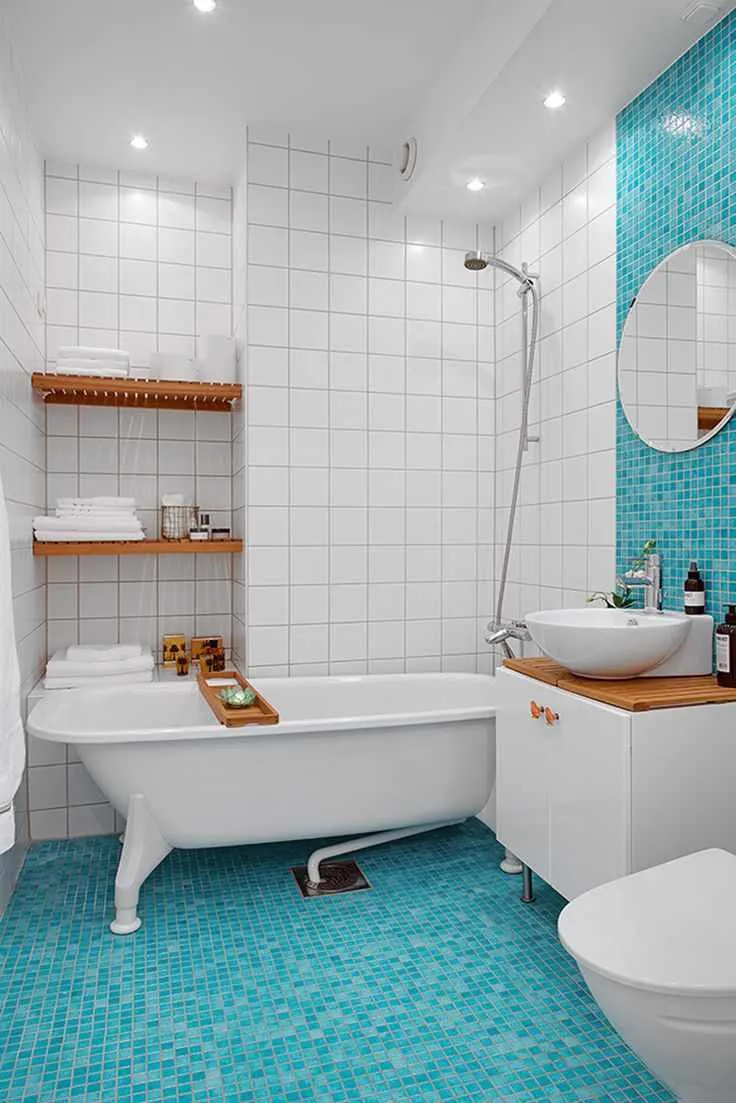идея яркого интерьера ванной комнаты с облицовкой плиткой