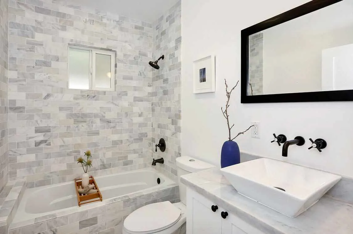 вариант красивого интерьера ванной комнаты с облицовкой плиткой