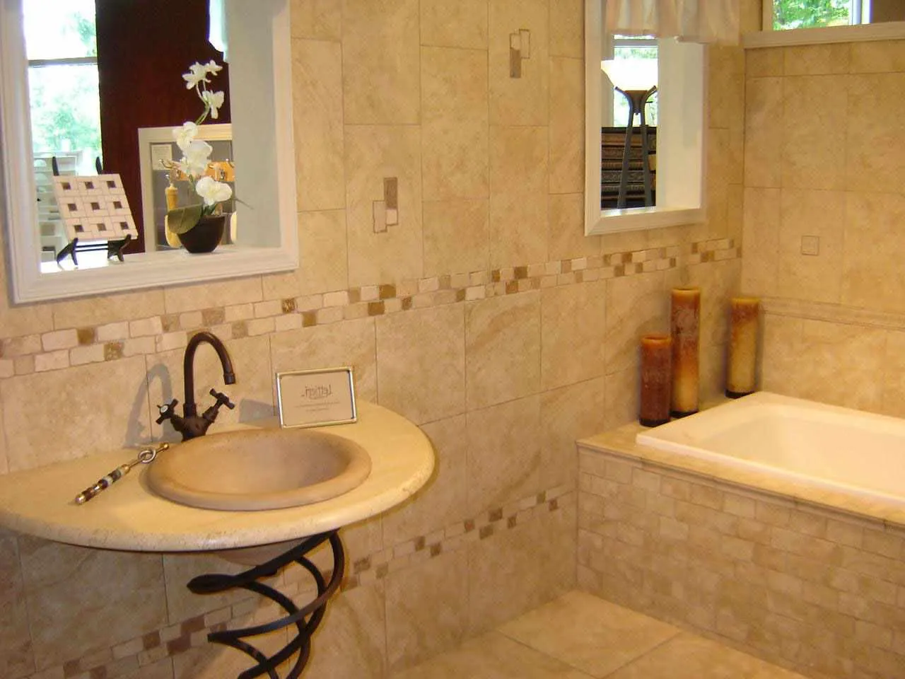 пример красивого стиля ванной комнаты с облицовкой плиткой