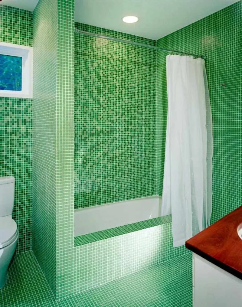 пример необычного стиля ванной комнаты с облицовкой плиткой
