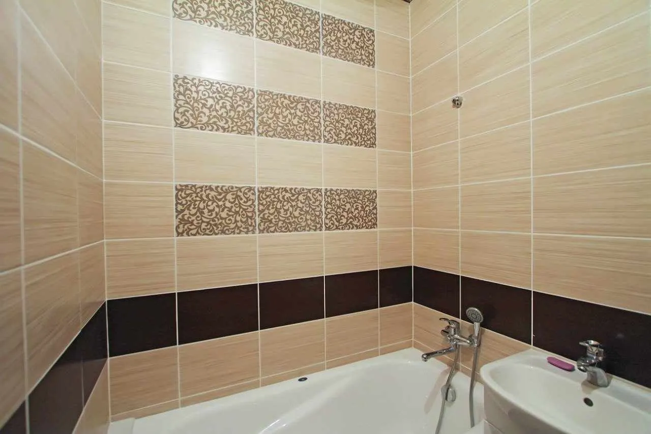 идея светлого дизайна ванной комнаты с облицовкой плиткой