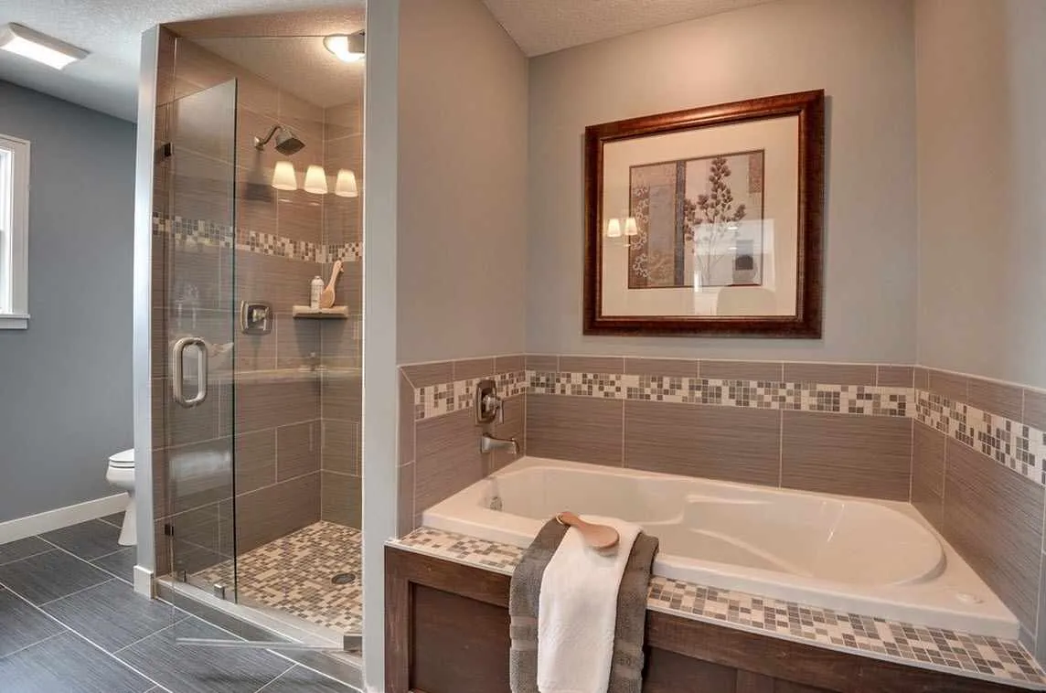 идея красивого стиля ванной комнаты с облицовкой плиткой