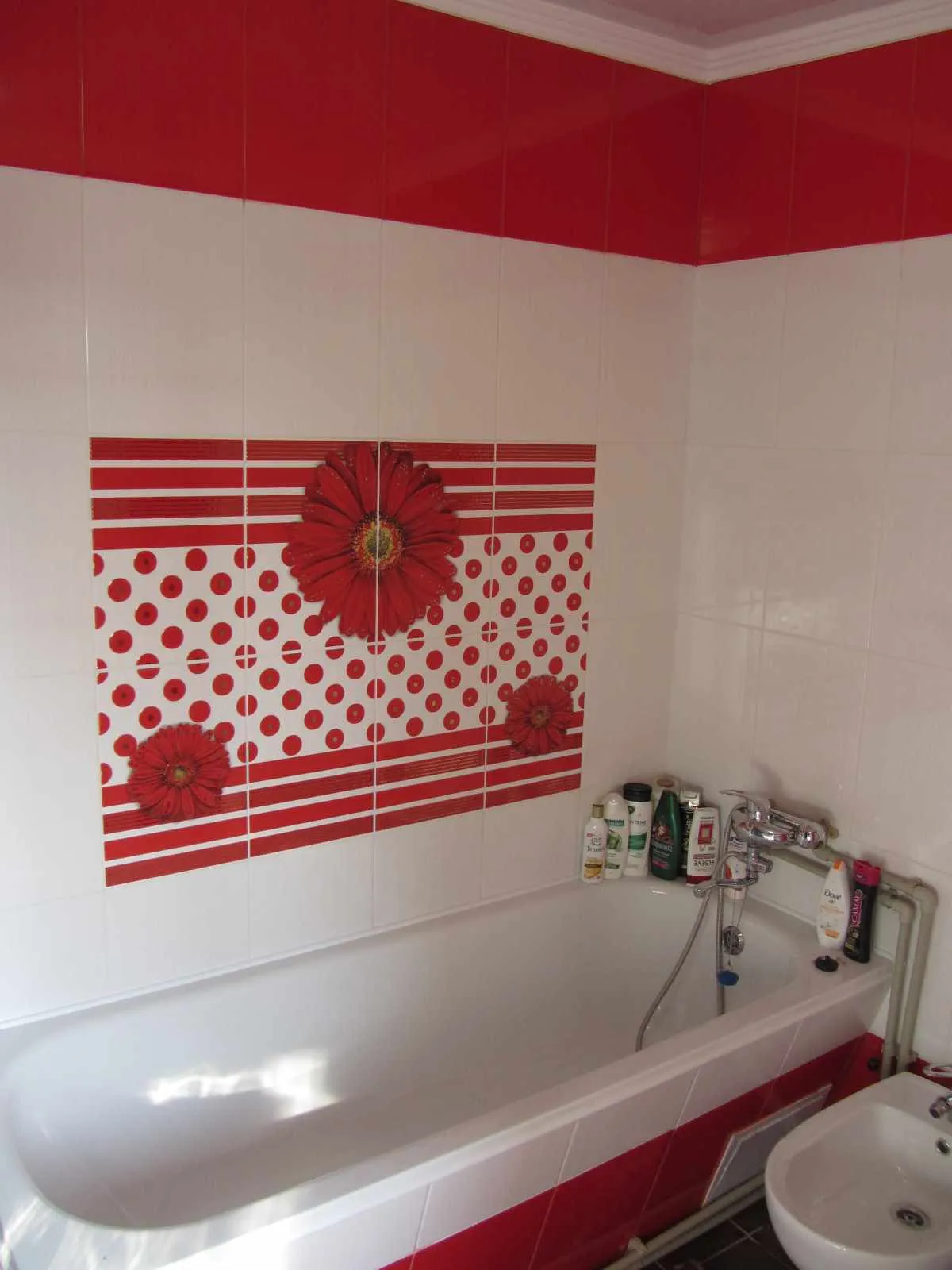 вариант светлого декора ванной комнаты с облицовкой плиткой