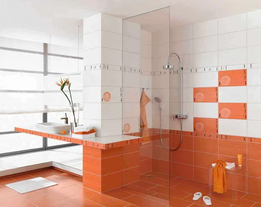 вариант светлого интерьера ванной комнаты с облицовкой плиткой