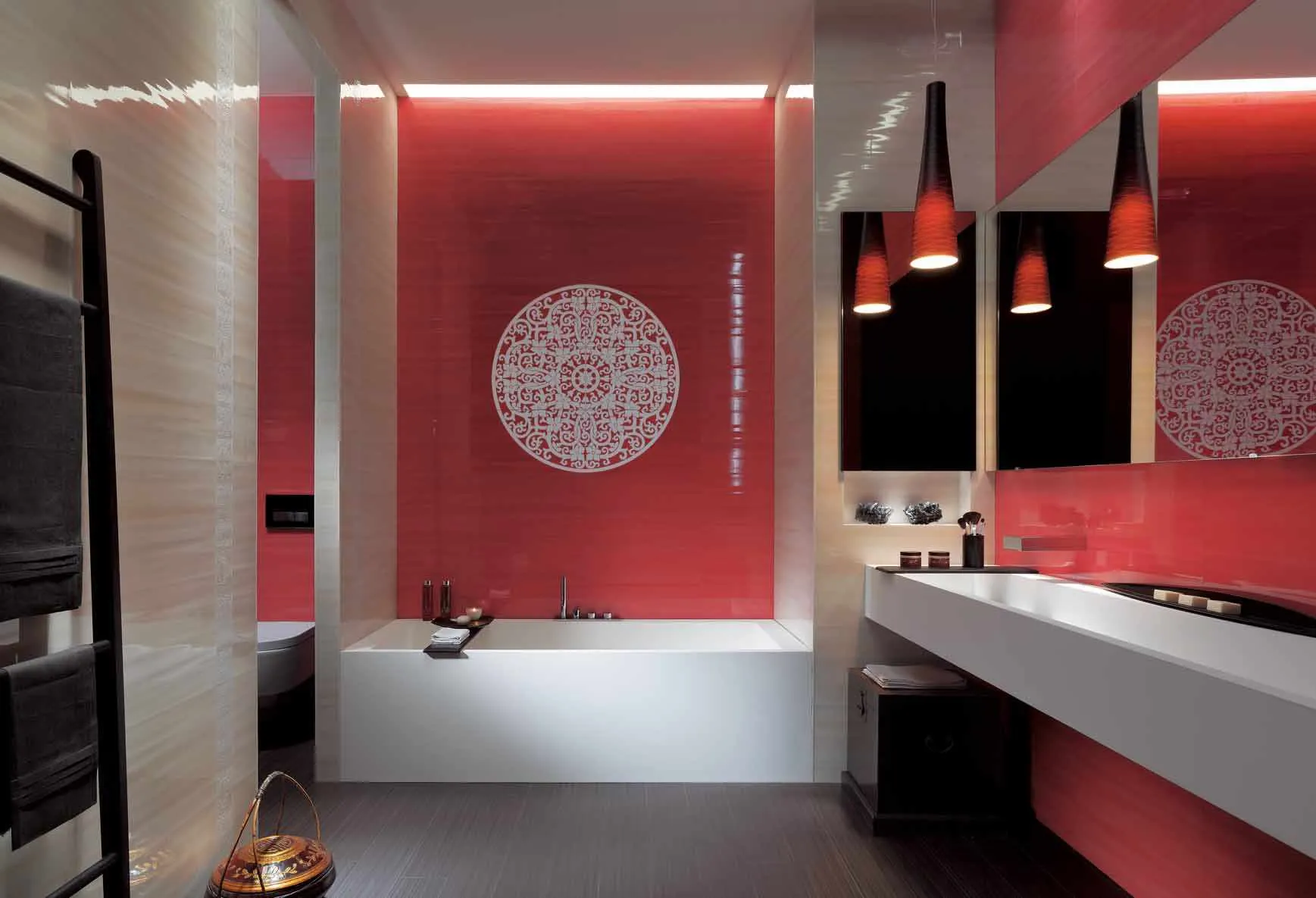 пример яркого стиля ванной комнаты с облицовкой плиткой