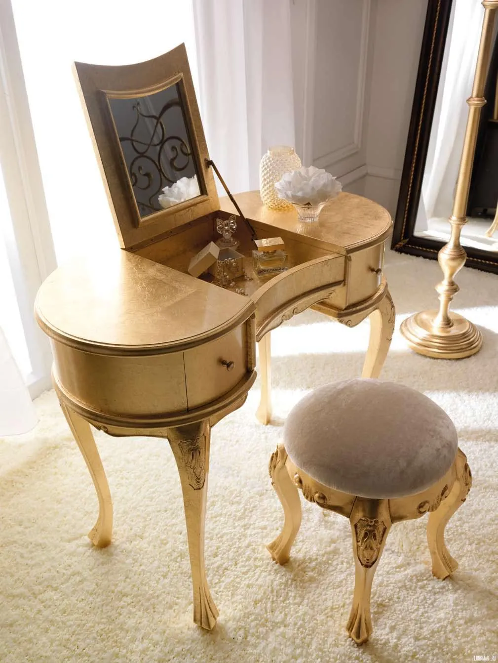 Золотистый туалетный столик с подъемным зеркалом
