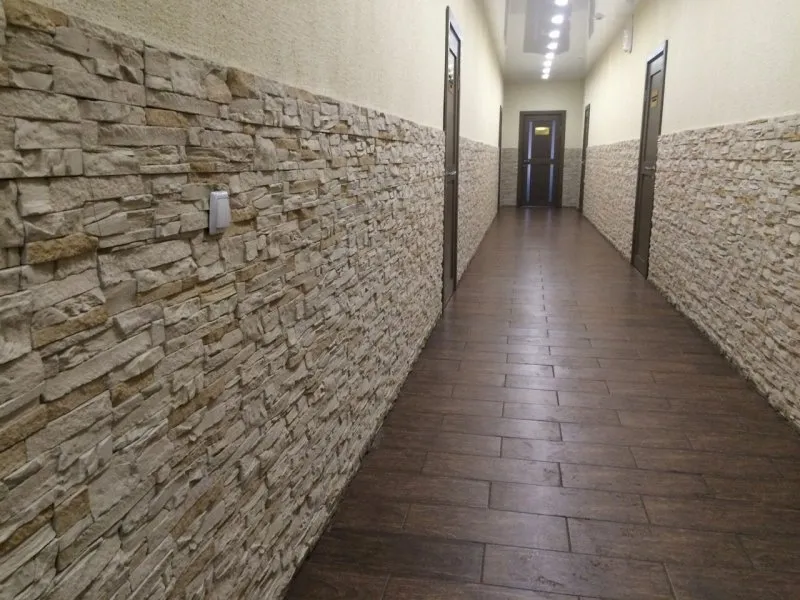 Отделка коридора искусственным камнем