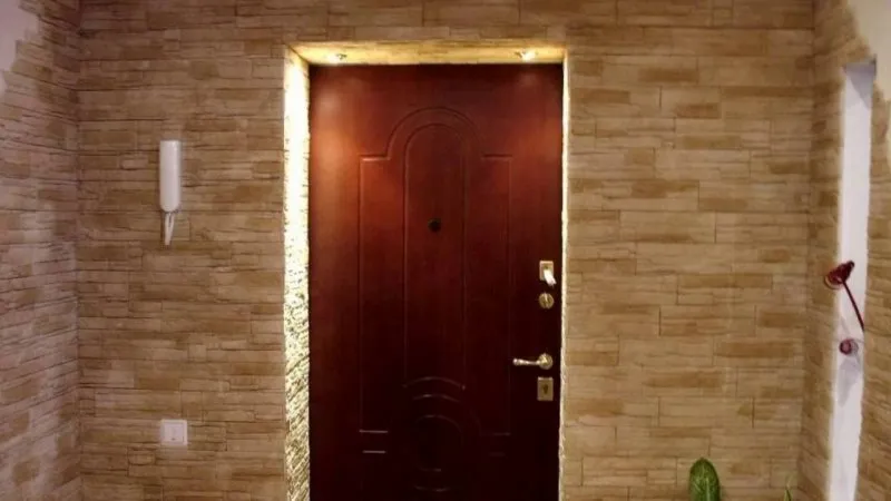 Декоративный камень для внутренней отделки двери