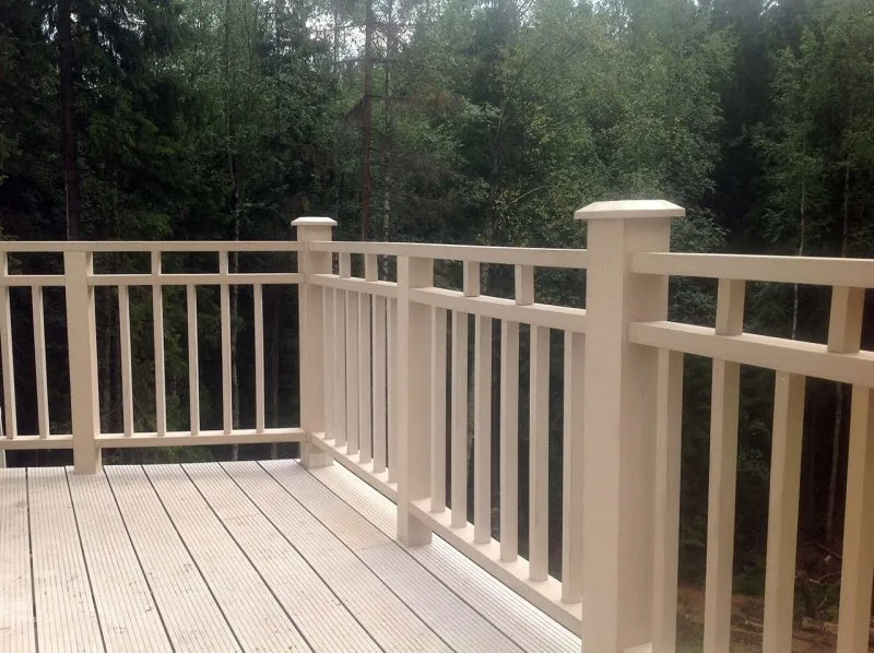 Закругленные деревянные перила для балкона