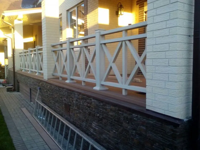 Деревянные перила для балкона