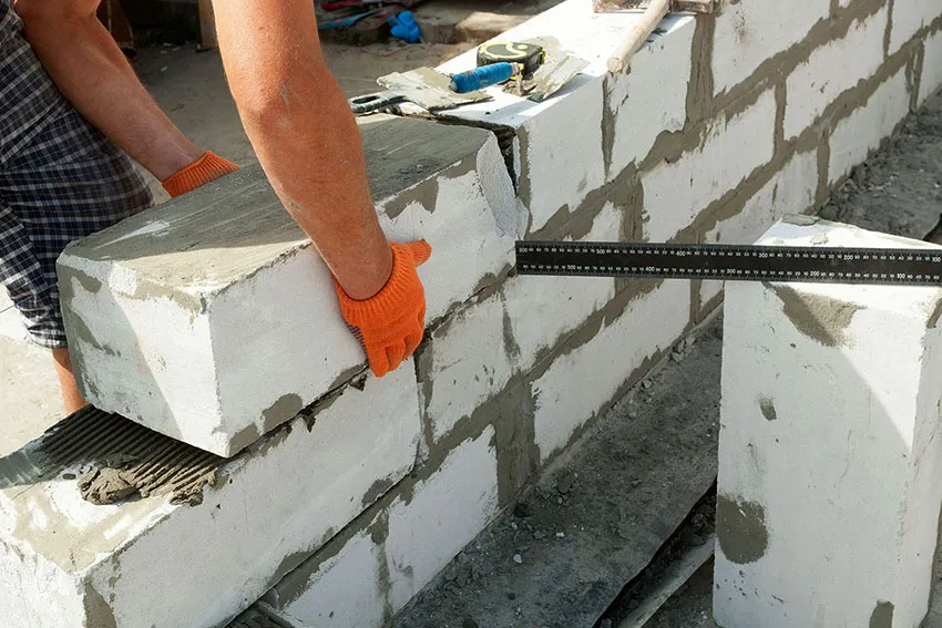 Монтаж стен можно начинать только после того, как фундамент станет прочным