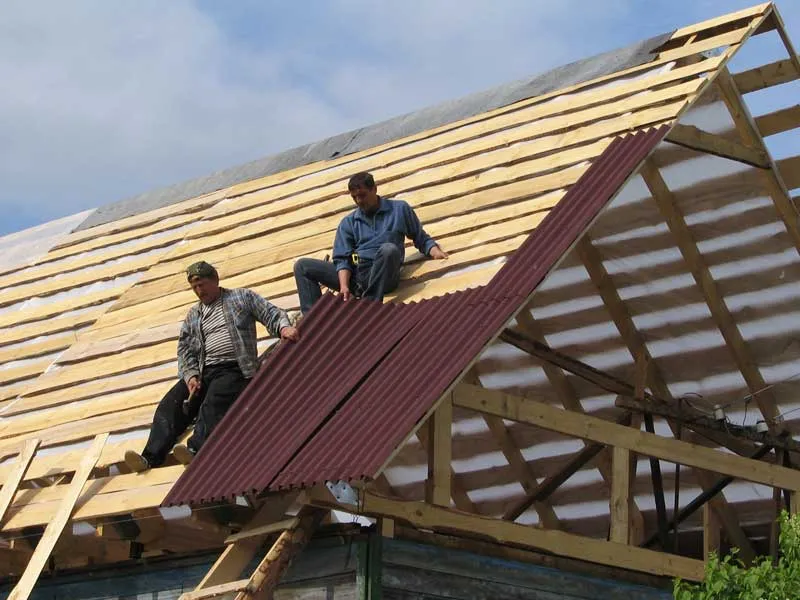 Процесс укладки ондулина на крышу дома