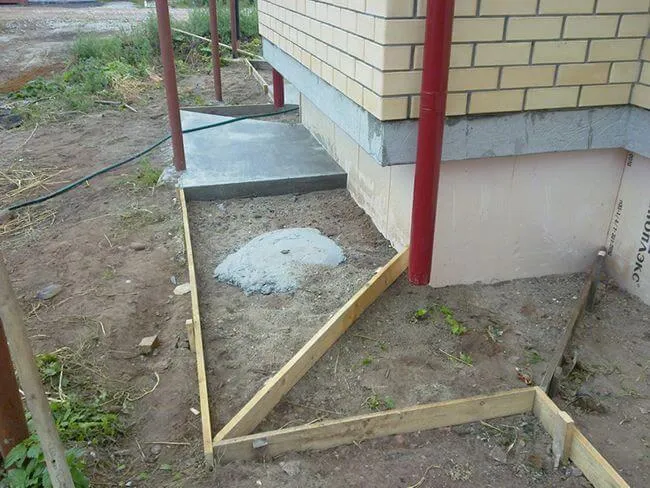Чтобы бетон не растекался, необходимо подготовить опалубку
