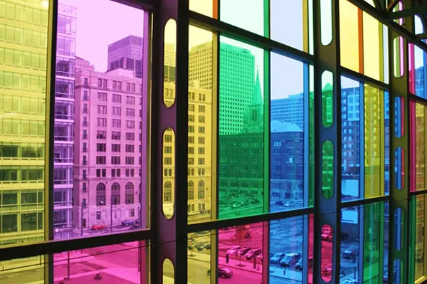 Панорамные окна, заклеенные цветной пленкой