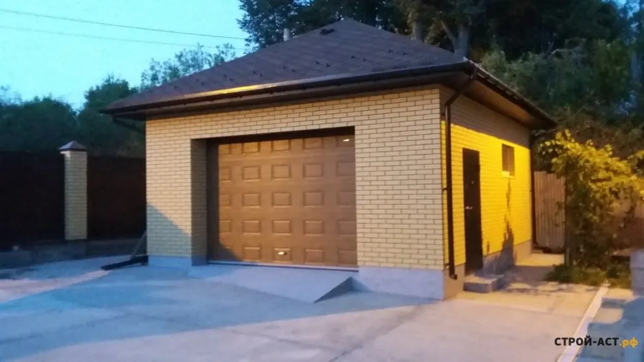 Длинный дом с гаражом