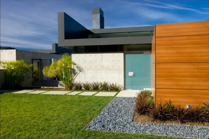 Ландшафтный дизайн возле дома своими руками. 14 популярных стилей с описанием (40 фото и 3 видео)