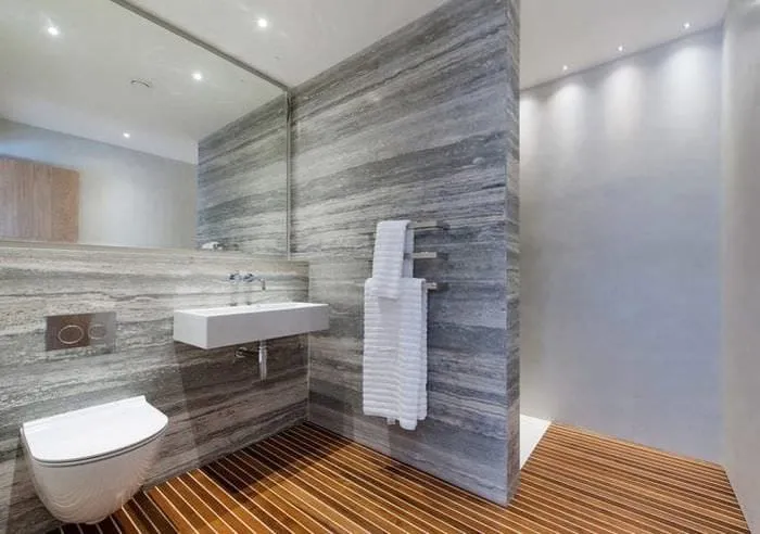 красивый стиль ванной комнаты с душем в светлых тонах