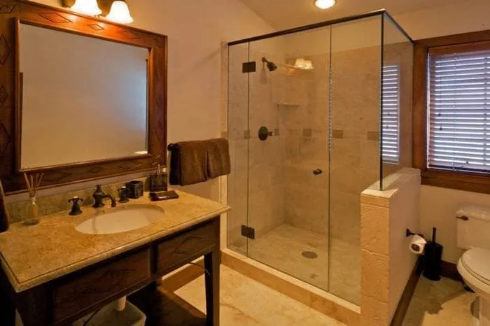 красивый декор ванной комнаты с душем в светлых тонах