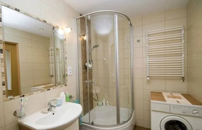 необычный дизайн ванной комнаты с душем в ярких тонах