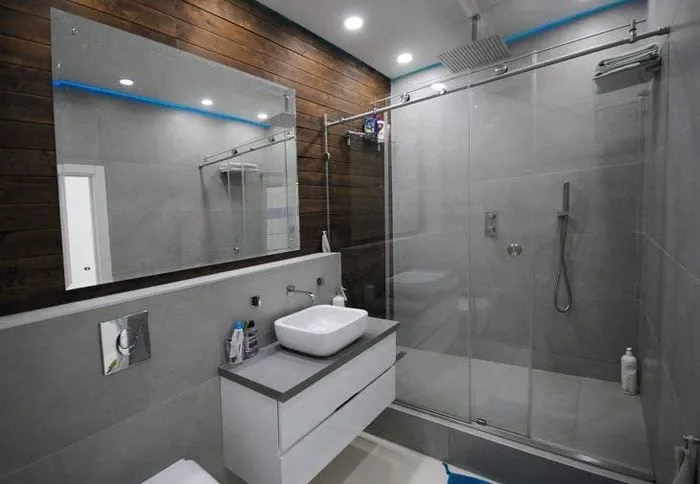 яркий стиль ванной комнаты с душем в светлых тонах
