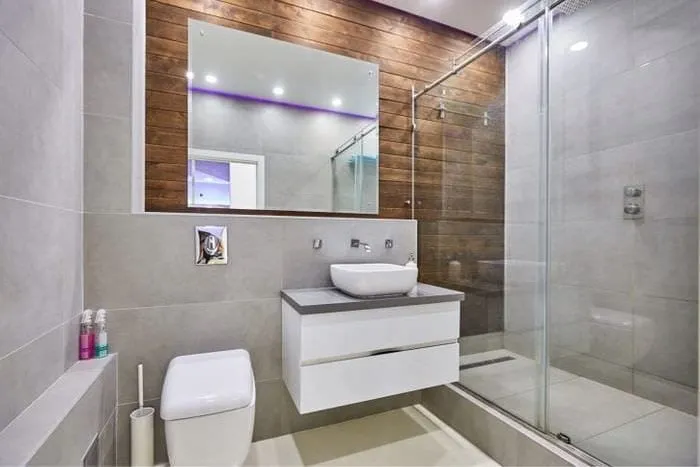 светлый декор ванной комнаты с душем в темных тонах