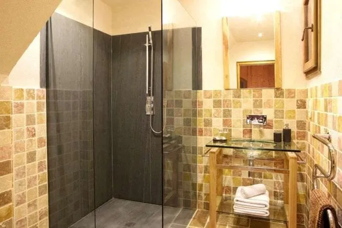 красивый интерьер ванной комнаты с душем в темных тонах